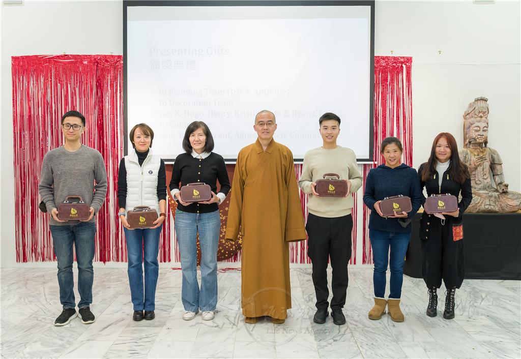 Ven. Hui Dong, the abbot of Hsi Lai Temple, acknowledges the behind-the-scenes team responsible for organizing the scholarship study camp—seven counseling committee members receive Tokens of Appreciation.